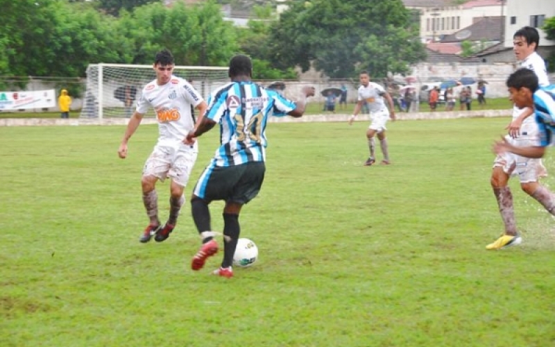Jogo festivo contra o Santos leva mais de duas mil pessoas ao estádio