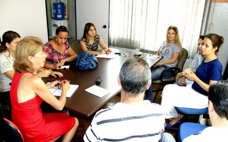 Membros do Comitê de Combate à Dengue convidam líderes da comunidade para participar das reuniões