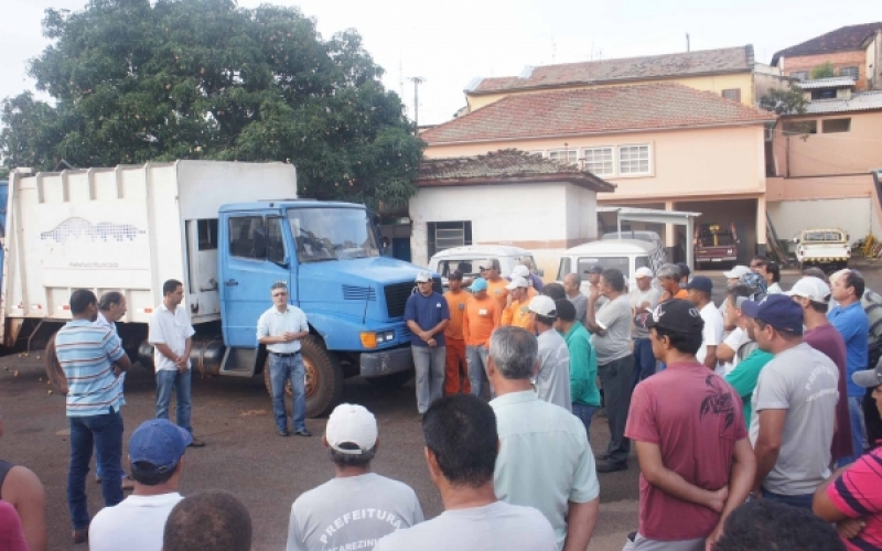 Dr. Sérgio visita garagem e conversa com funcionários