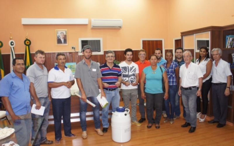 Dr. Sérgio entrega kit de inseminação artificial