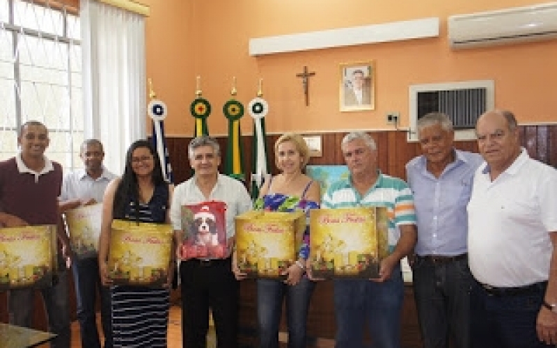 Funcionários municipais recebem cestas natalinas