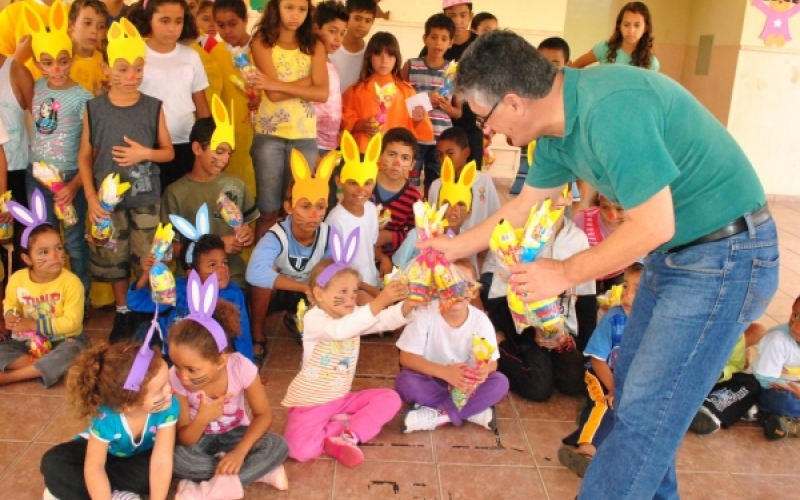 Crianças recebem ovos de páscoa