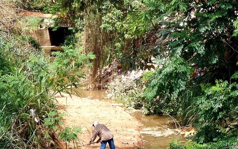 Departamento de Meio Ambiente notifica proprietário que tentava assorear rio 