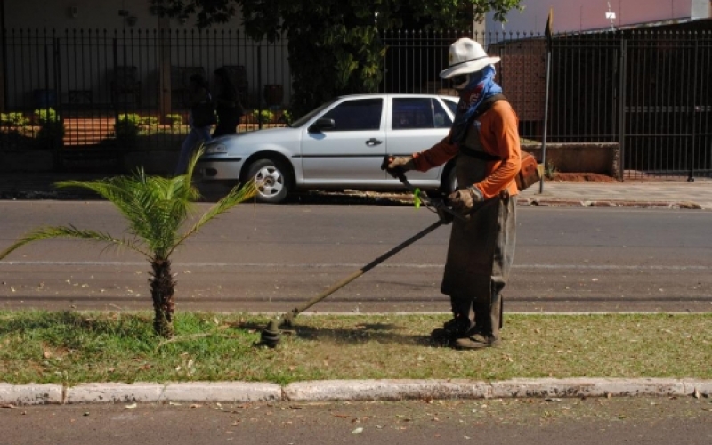 Roçagem nas avenidas melhora aspecto estético da cidade