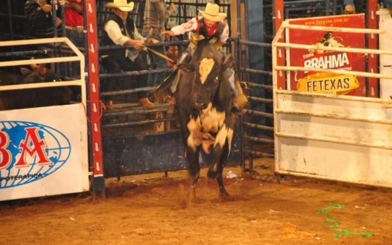 TERCEIRA NOITE DE RODEIO