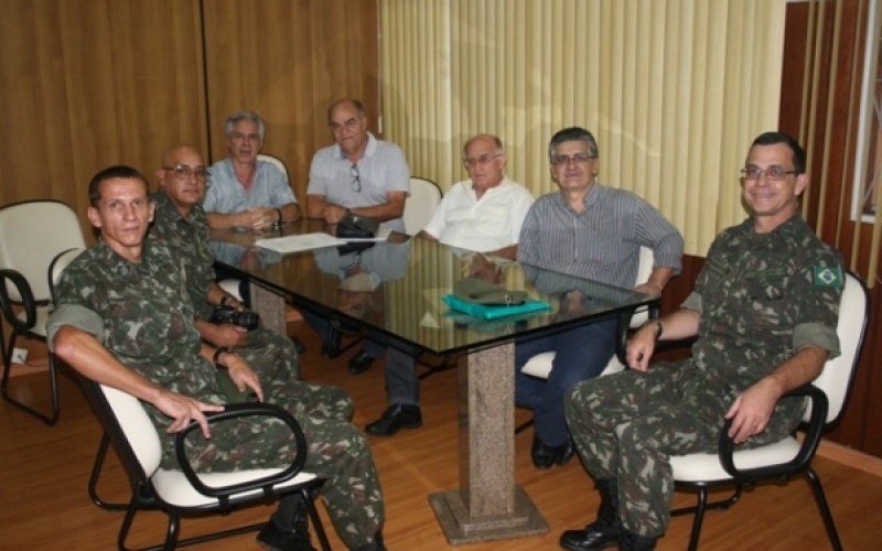 Dr. Sérgio recebe visita de militares do Tiro de Guerra
