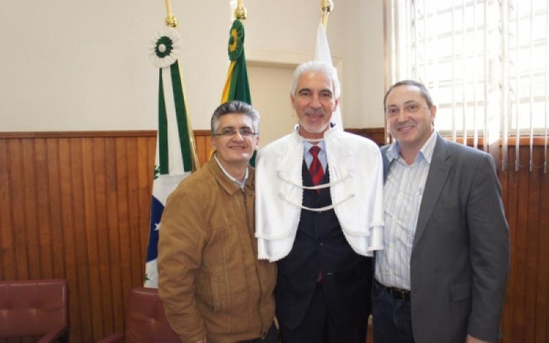 Rinaldo Bernardelli assume oficialmente Reitoria da UENP