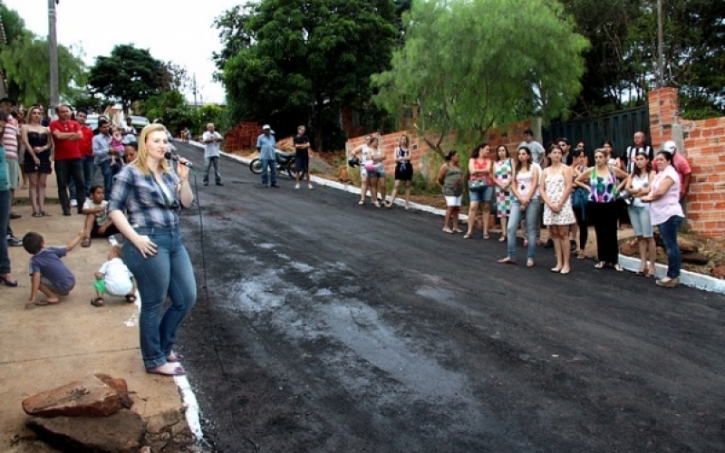 Prefeitura inaugura asfalto da Rua Francisco Camargo