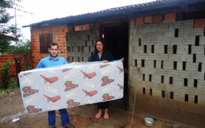 Moradores afetados pela chuva recebem auxílio da Prefeitura