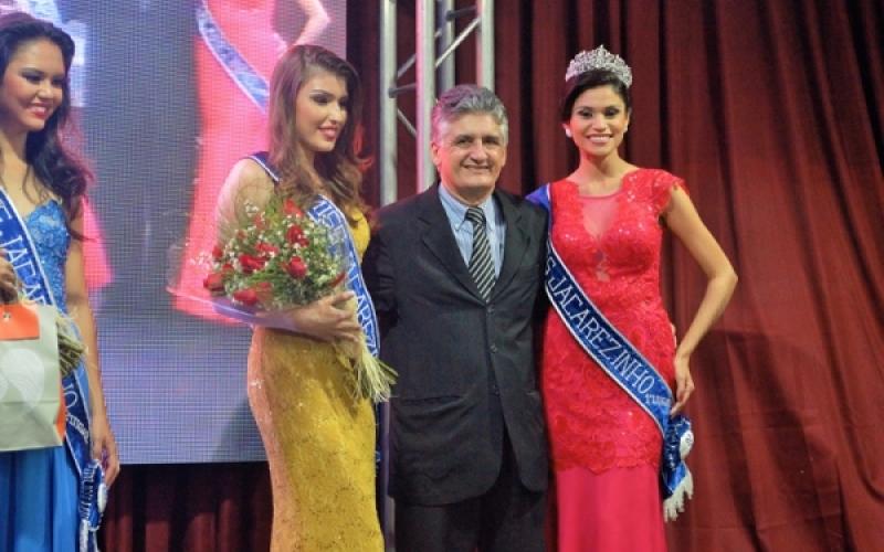 Clara Martins é eleita Miss Jacarezinho