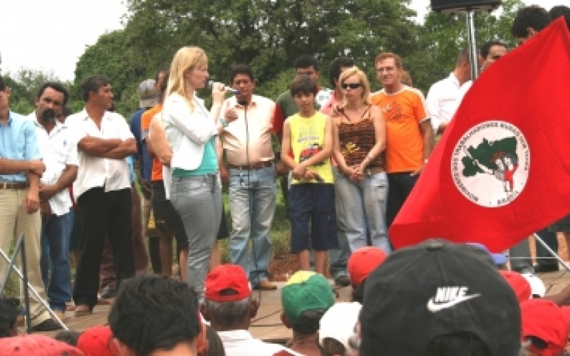 Tina Toneti entrega ponte no Laranjal