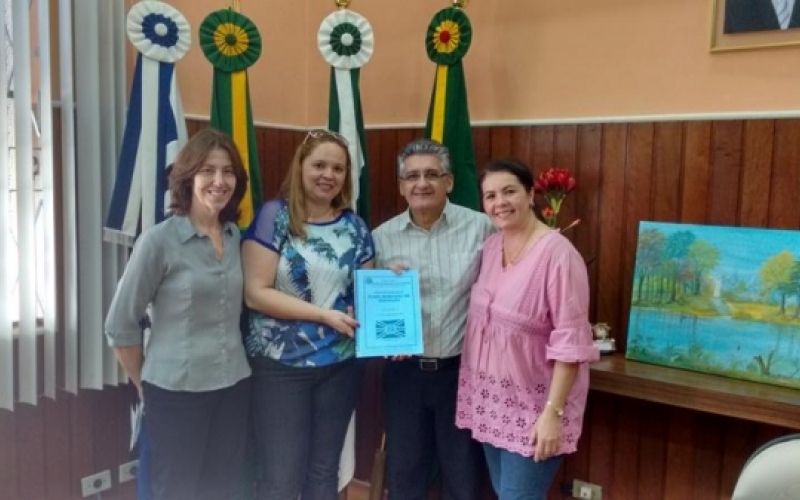 Secretaria entrega Plano Municipal de Educação