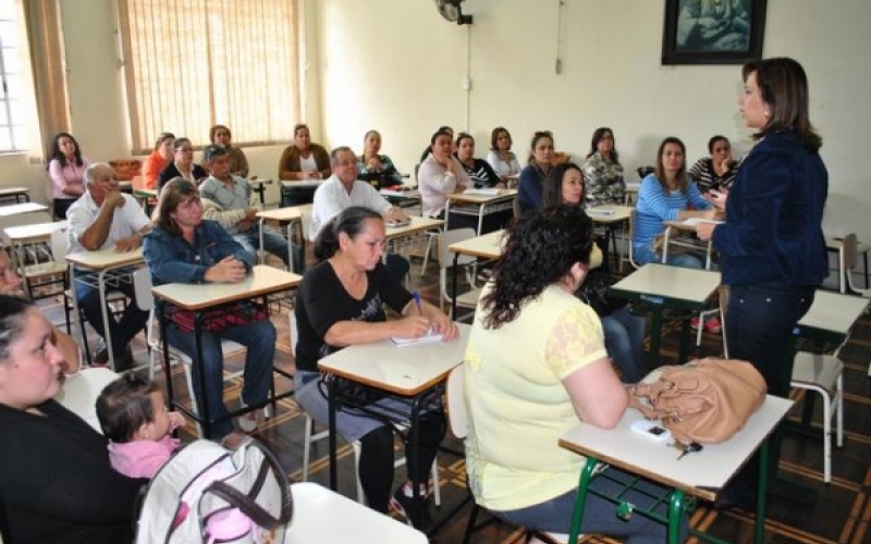 Secretária de educação se reúne com fornecedores de pães