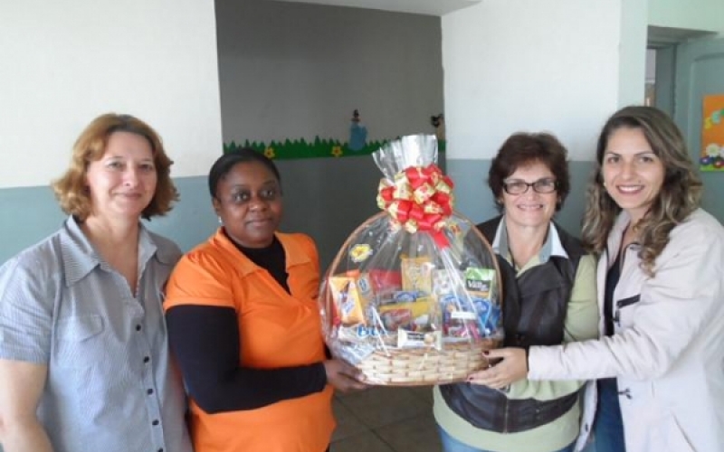 Ganhadora recebe premio de rifa da EMEI Raio de Sol