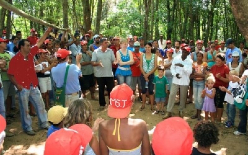 Tina pede paciência aos sem terra