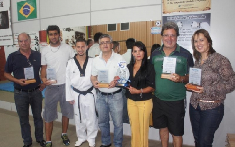 Dr. Sérgio recebe homenagem da AGT Taekwondo