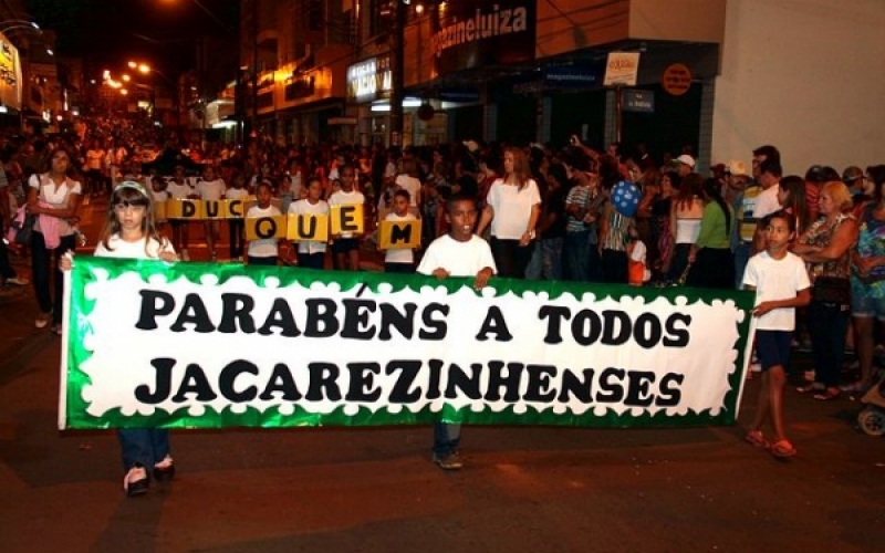 Mais de trinta instituições descem em desfile comemorativo do aniversário da cidade