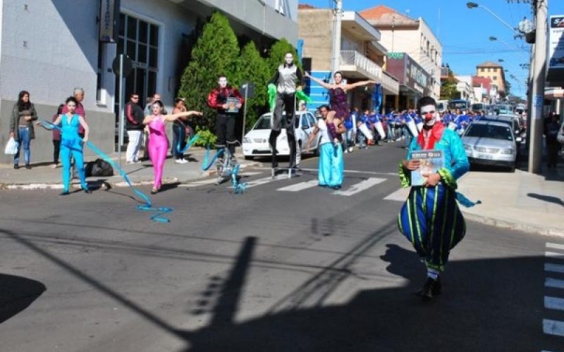 Encena tem inicio com espetáculo de rua da Troupe Volare