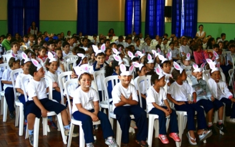 Prefeita Tina entrega chocolates às crianças da rede municipal