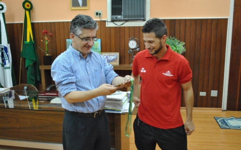 Campeão Brasileiro, Gilberto Oliveira é recebido pelo prefeito de Jacarezinho