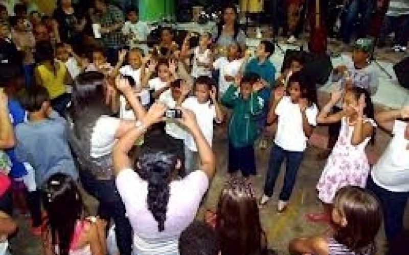 Escola celebra valores como amizade e amor ao próximo junto à comunidade