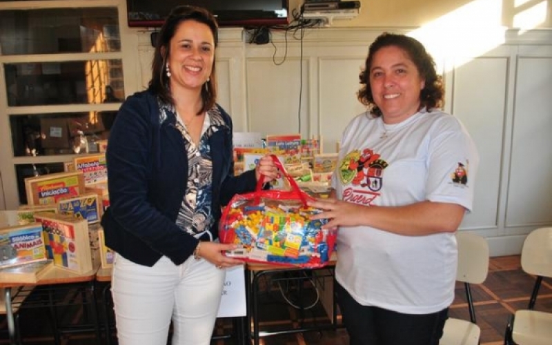 Secretaria entrega kits de jogos pedagógicos para EMEFs