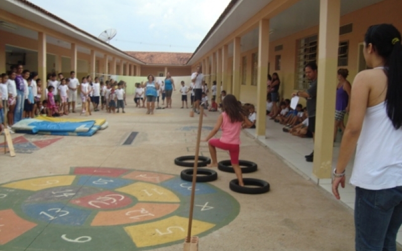 Emef Renato Azollini realiza jogos de confraternização com os alunos 