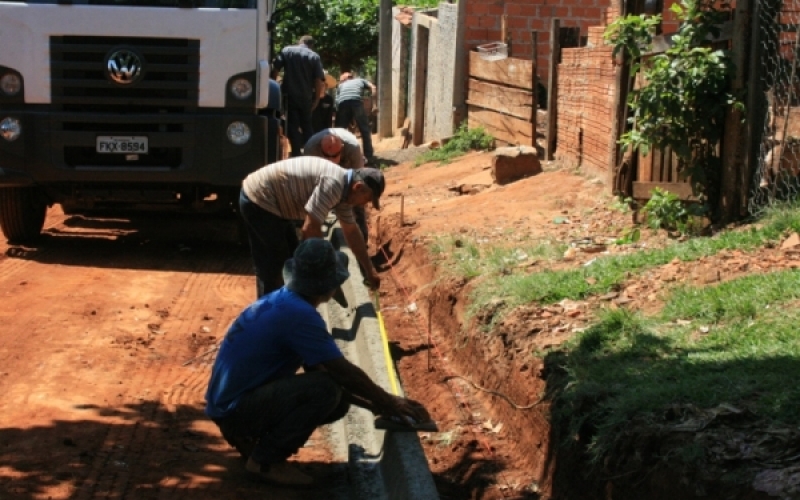 Meios fios começam a serem colocados na Vila Scyllas