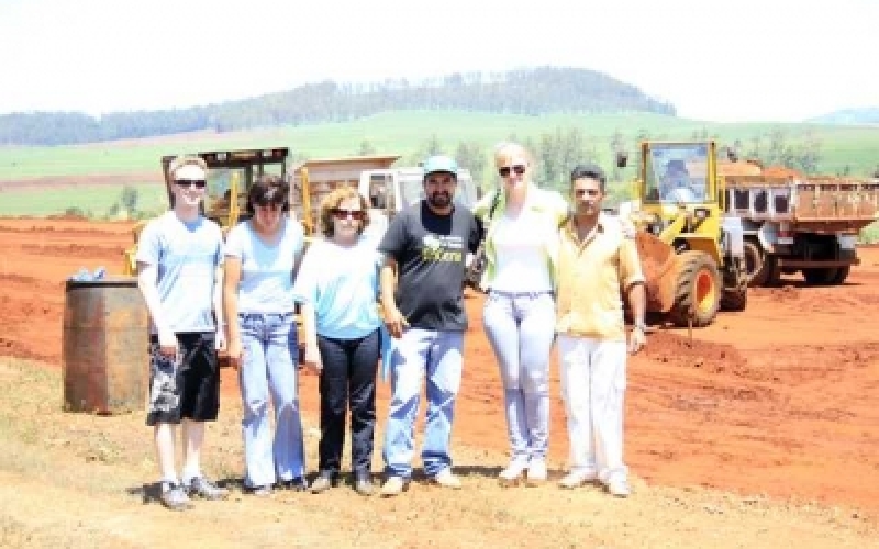 Prefeita Tina visita granja no Brejão