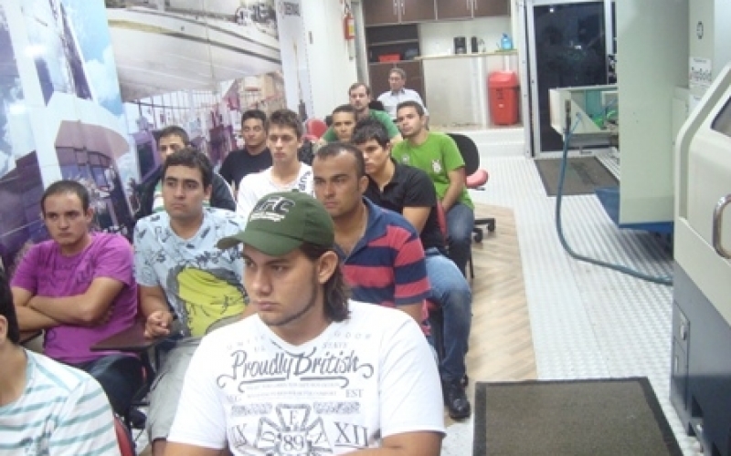 IFPR e DEB'MAQ realizam minicursos para estudantes e comunidade