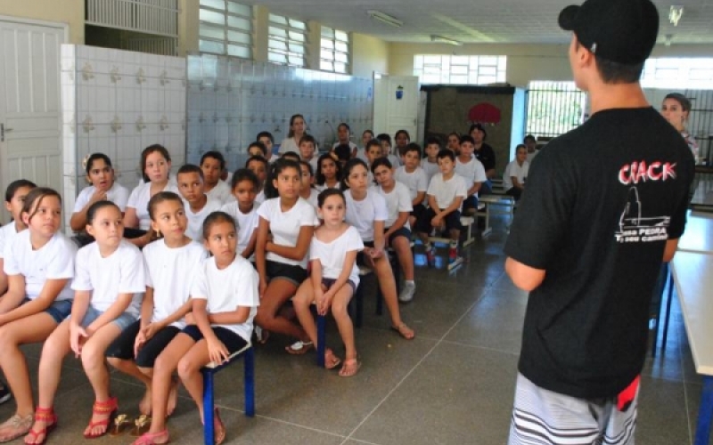 Crianças acompanham palestra sobre malefícios das drogas