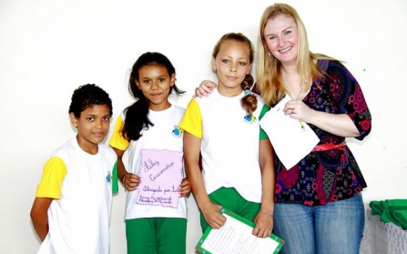 Prefeita entrega 1500 peças de uniforme ao PETI