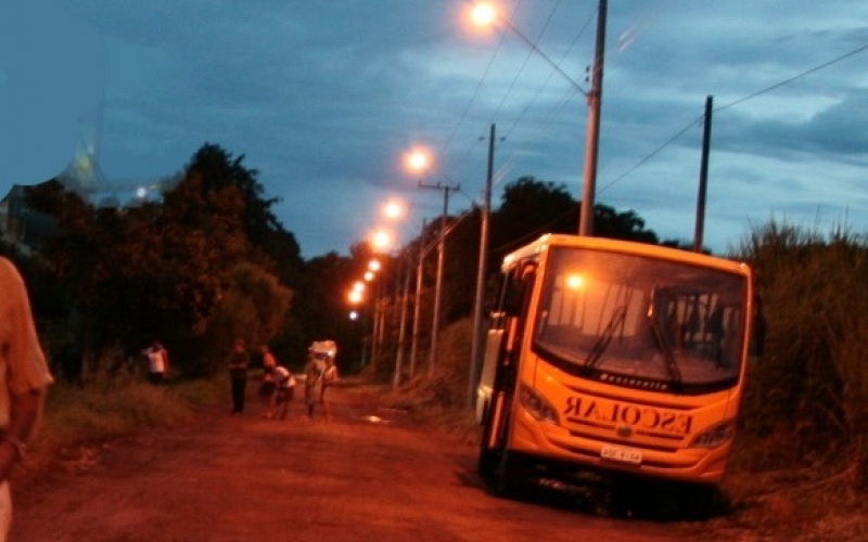 Via de acesso iluminada