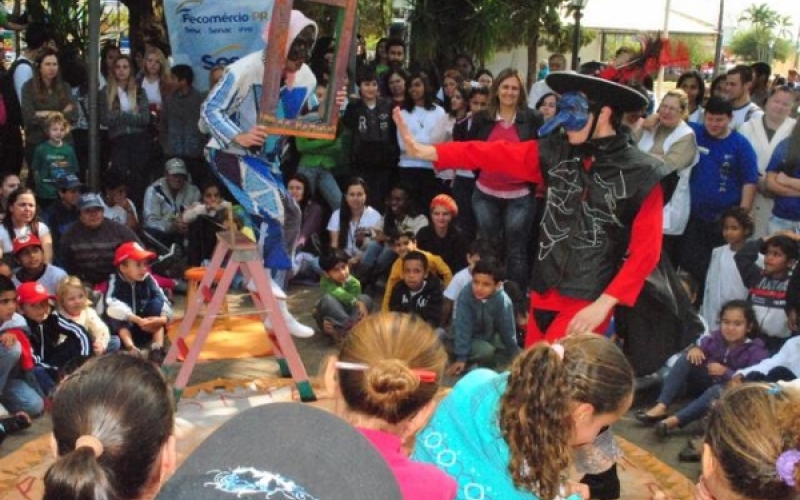 População acompanha “As espertezas de Arlequim” na Praça Rui Barbosa