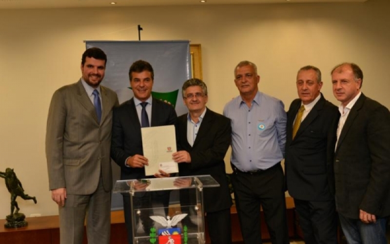 Governador assina autorização para pavimentação em Jacarezinho