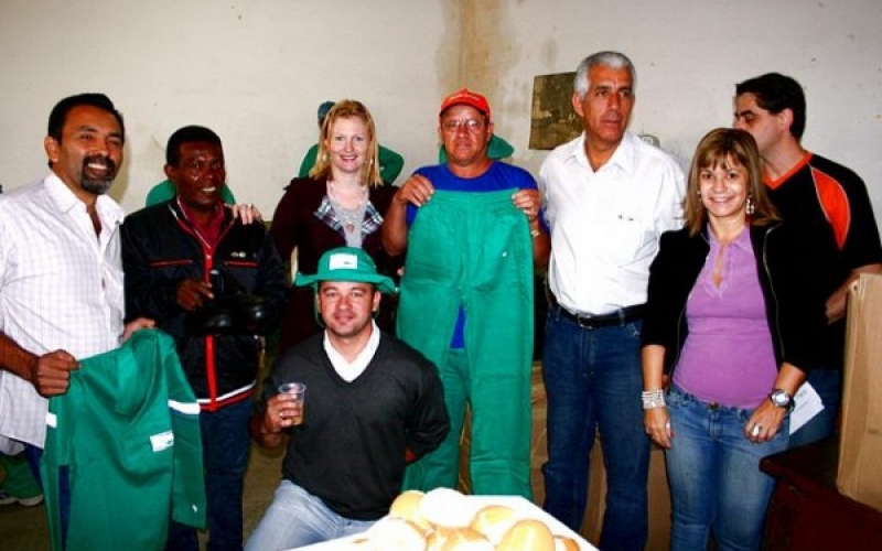 Equipe de trabalho da Secretaria de Obras recebe novo uniforme