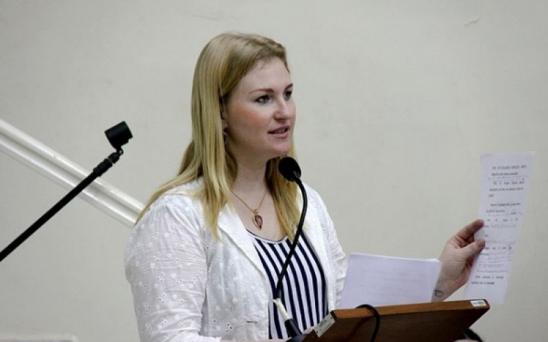 Em discurso, prefeita Tina Toneti fala de cultura em sua gestão e em sua vida