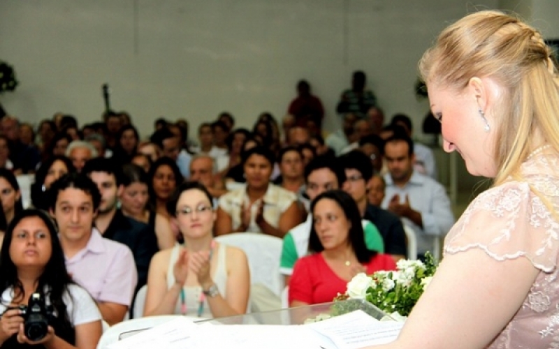Prefeita Tina Toneti recebe moção de aplauso da Câmara de Vereadores