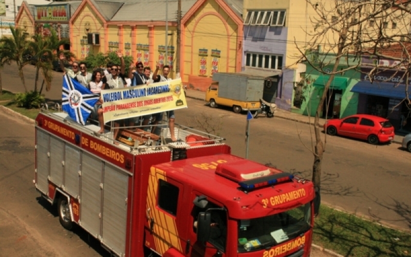  Atletas do Voleibol desfilam em caminhão do Corpo de Bombeiros