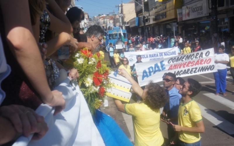 Desfile de Jacarezinho tem tema de Copa do Mundo