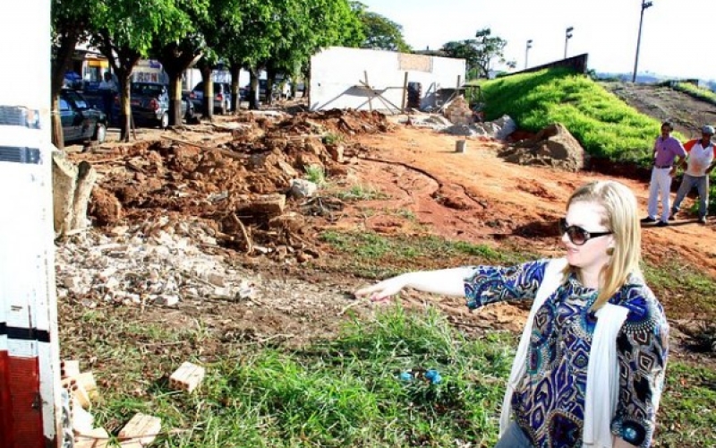 Prefeita fiscaliza obras