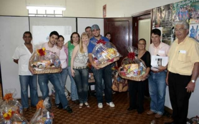 Funcionários da Prefeitura recebem cesta de Natal