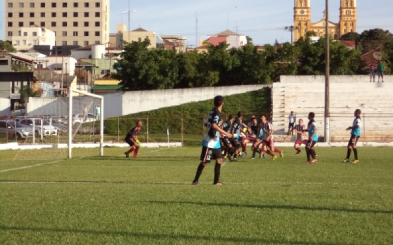 Jacarezinho vence e mantém segunda colocação