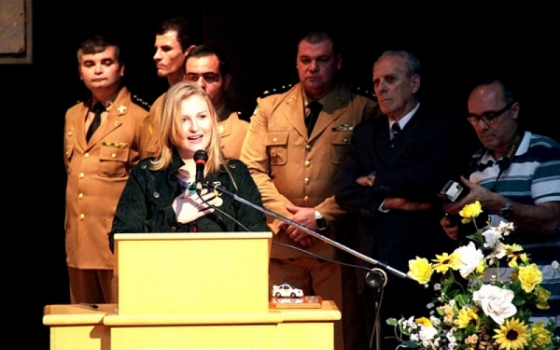 Prefeita Tina Toneti é homenageada em aniversário da PM 