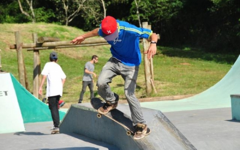 Campeonato reúne dezenas de skatistas em Jacarezinho