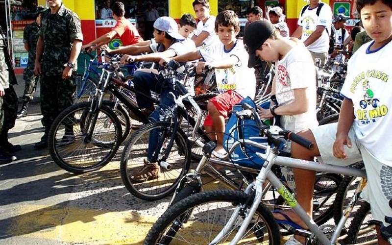 Evento reúne 150 ciclistas e arrecada 150 kg de alimentos
