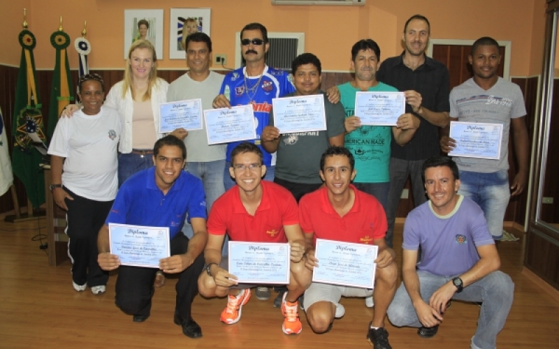 Time de futebol de Jacarezinho recebe homenagens 