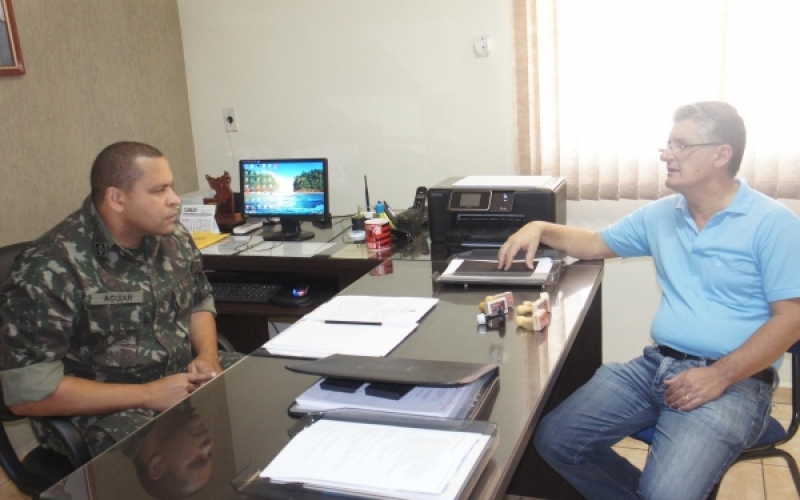 Prefeito visita Tiro de Guerra e alerta para o alistamento militar