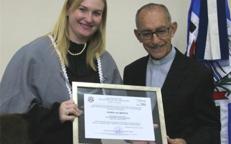 Tina homenageia Bispo Dom Fernando em nome da Amunorpi e Amunop