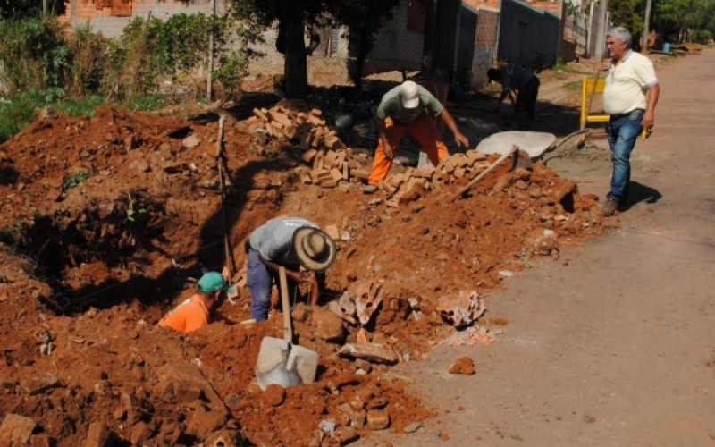 Rua Rio Grande passa por construção de bueiros em toda extensão da via